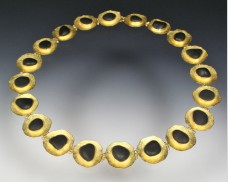 Disc necklace with basalt