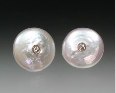 Pearl stud with gemstones