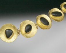 Disc bracelet with basalt