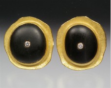 Disc earrings with basalt and diamond