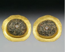 Disc earrings with granite and diamond