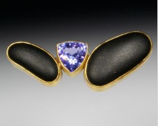 Basalt brooch with tanzanite