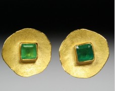 Disc earrings with emeralds