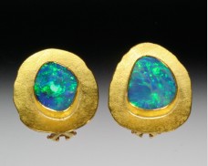 Disc earrings with opals