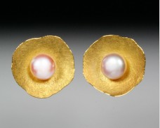 Disc earrings with pearls