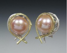 Pearl and twig earring