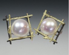 Pearl and twig earring