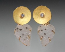 Disc earring with druzy leaf