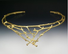 V-shaped twig collar