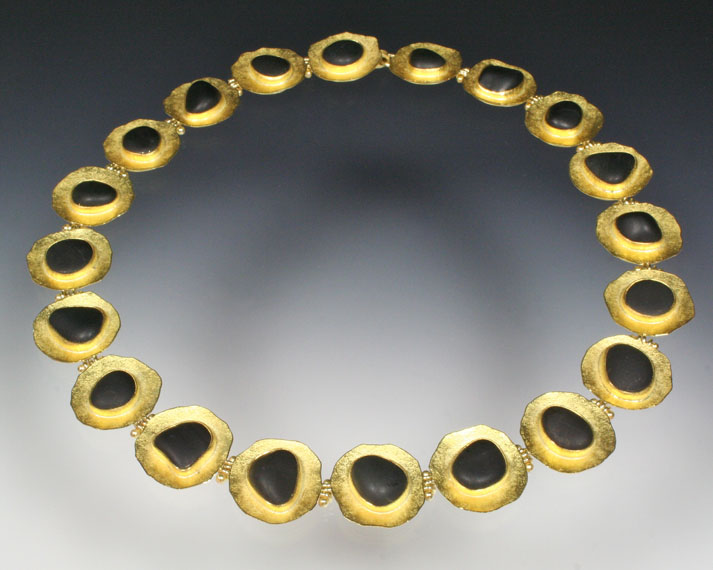 Disc necklace with basalt