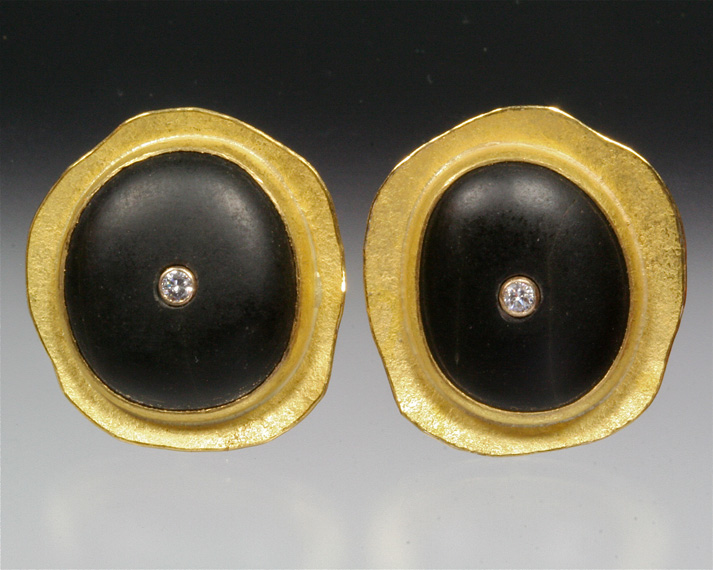 Disc earrings with basalt and diamond